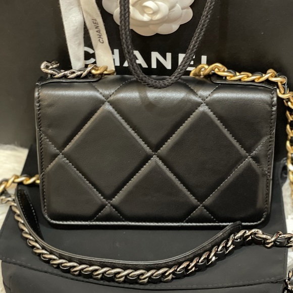 Chanel 19 wallet on chain - Picture 3 of 11